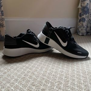 Nike Reposto Running Shoe